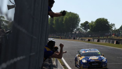 Как Sutton блистал, в то время как Ingram не везло на трассе Brands Hatch.