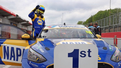 BTCC Brands Hatch: Sutton одержал 50-ю победу в драматичной первой гонке.