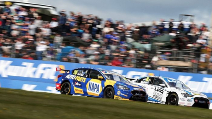 Sutton выходит вперед в начале матча BTCC после стартового свистка на стадионе Donington Park.