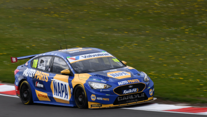 Ash Sutton побеждает в третьей гонке в Donington Park
