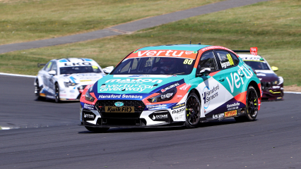 Tom Ingram выиграл безумный финал Brands Hatch