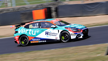 Tom Ingram завоевал поул-позицию в квалификационной гонке Brands Hatch