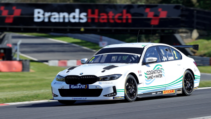 Daryl De Leon задает темп на тренировке в Brands Hatch
