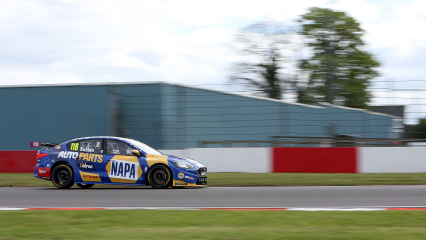 Ash Sutton удвоил свой счет в финале в Donington Park
