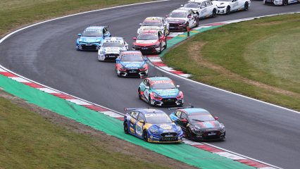 Ash Sutton впереди, когда BTCC направляется в Snetterton