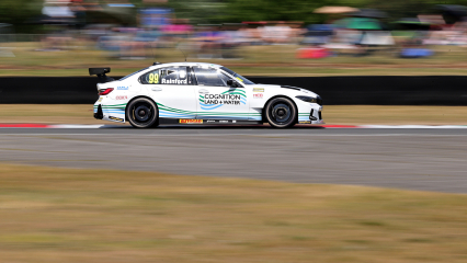 Чарльз Рейнфорд одерживает победу в первом матче Snetterton