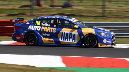 Сенсационная Саттон побеждает с десятого места в гонке 2 BTCC Snetterton