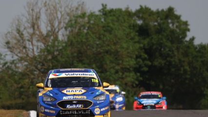 BTCC Snetterton: Сенсационный удар Саттона с 10-го места до победы — катастрофа для Ингрэма