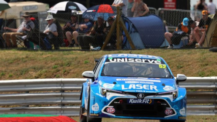 BTCC Snetterton: Шедден обошел Саттона и одержал победу в третьей гонке.