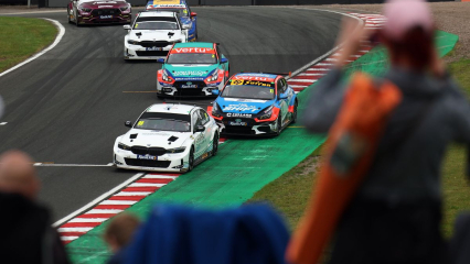 Чарльз Рейнфорд побеждает в финале Oulton Park