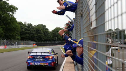 Эш Саттон возглавляет турнирную таблицу BTCC перед летними каникулами