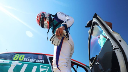 BTCC Thruxton: Ингрэм выигрывает третью гонку, несмотря на пенальти, позволивший Саттону оторваться от лидерства