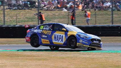 Эш Саттон увеличивает отрыв в BTCC очках от Thruxton