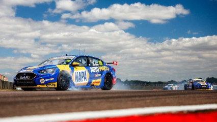 Как Саттон поджег соперников, чтобы расширить лидерство BTCC в Thruxtonе