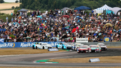 Огромная толпа наслаждается высокоскоростным действом BTCC в Thruxtonе