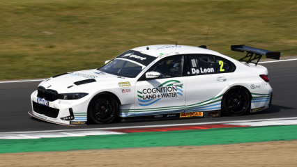 Daryl De Leon лидирует на тренировках в Brands Hatch