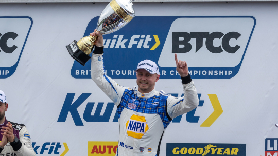 Эш Саттон увеличивает преимущество по BTCC очкам в Нокхилле