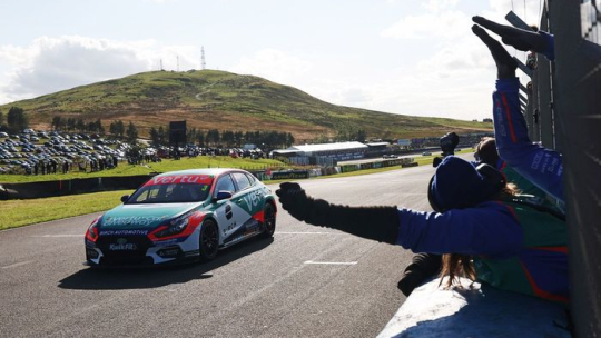 BTCC Нокхилл: Чилтон одержал победу в третьей гонке.