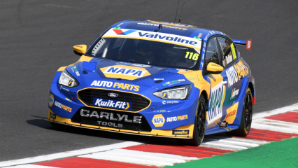 Ash Sutton не обращает внимания на дефицит буста и пользуется удачей в Brands Hatch