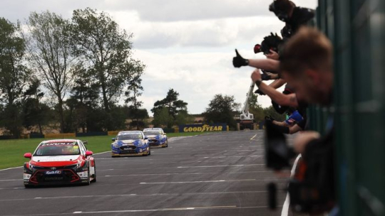 BTCC Croft: Кук доминирует в квалификационной гонке