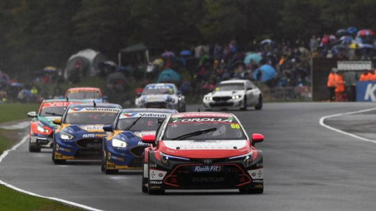 BTCC Croft: Кук одержал победу в захватывающем матче на дождливой погоде над Саттоном