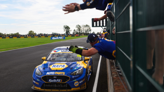 Эш Саттон находится в выгодном положении перед решающим этапом BTCC в Silverstoneе