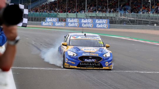 Эш Саттон завоевал пятый титул BTCC во второй гонке в Silverstoneе