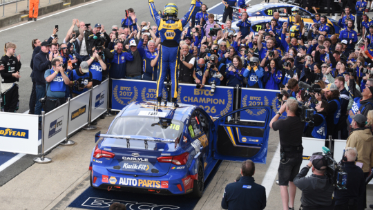Эш Саттон стал первым пятикратным чемпионом серии BTCC, одержав убедительную победу