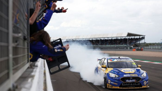 BTCC Silverstone: Рекордсмен Саттон триумфально завоевал пятый титул