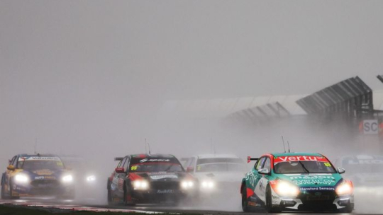 BTCC Silverstone: Ингрэм одержал победу в дождевом финале