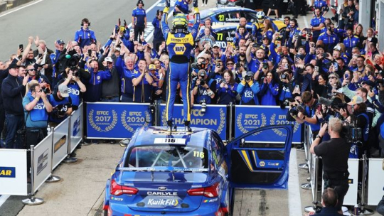 Как же великолепно Саттон обеспечил себе победу в чемпионате BTCC «по-своему»!