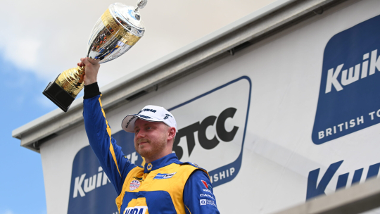 Эш Саттон подписал новый пятилетний контракт с Alliance Racing